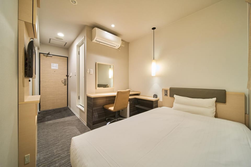 Bed, Photo of the whole room, hair dresser, air conditioner