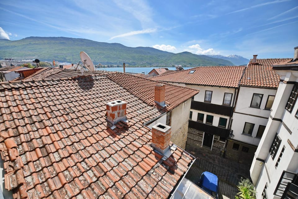 Balcony/Terrace, Lake view, Mountain view