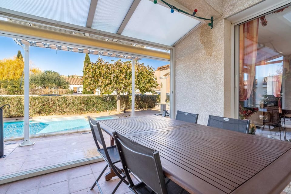 Property building, Balcony/Terrace, Living room, Swimming pool