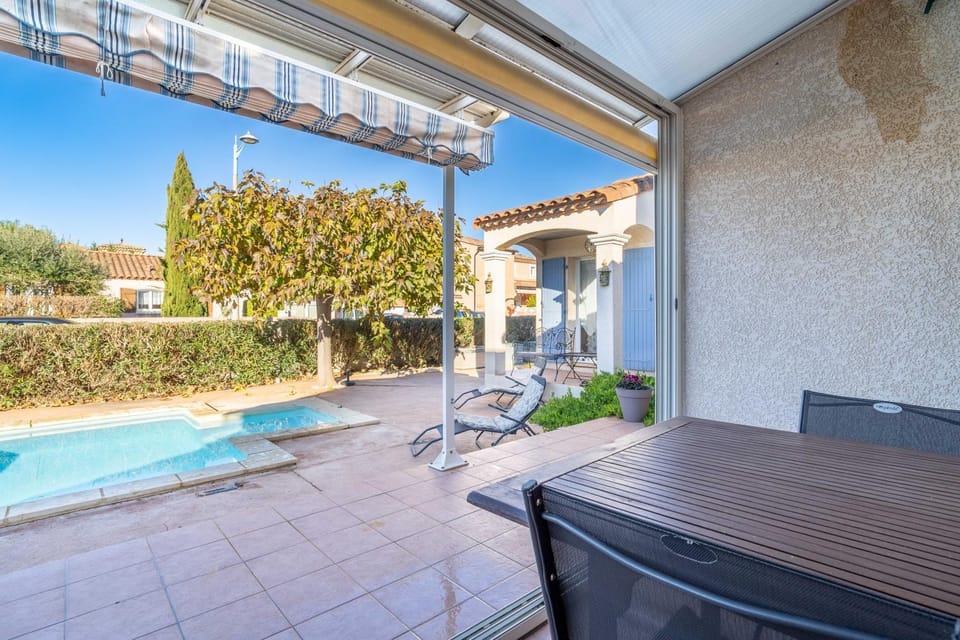 Property building, Balcony/Terrace, Living room, Swimming pool