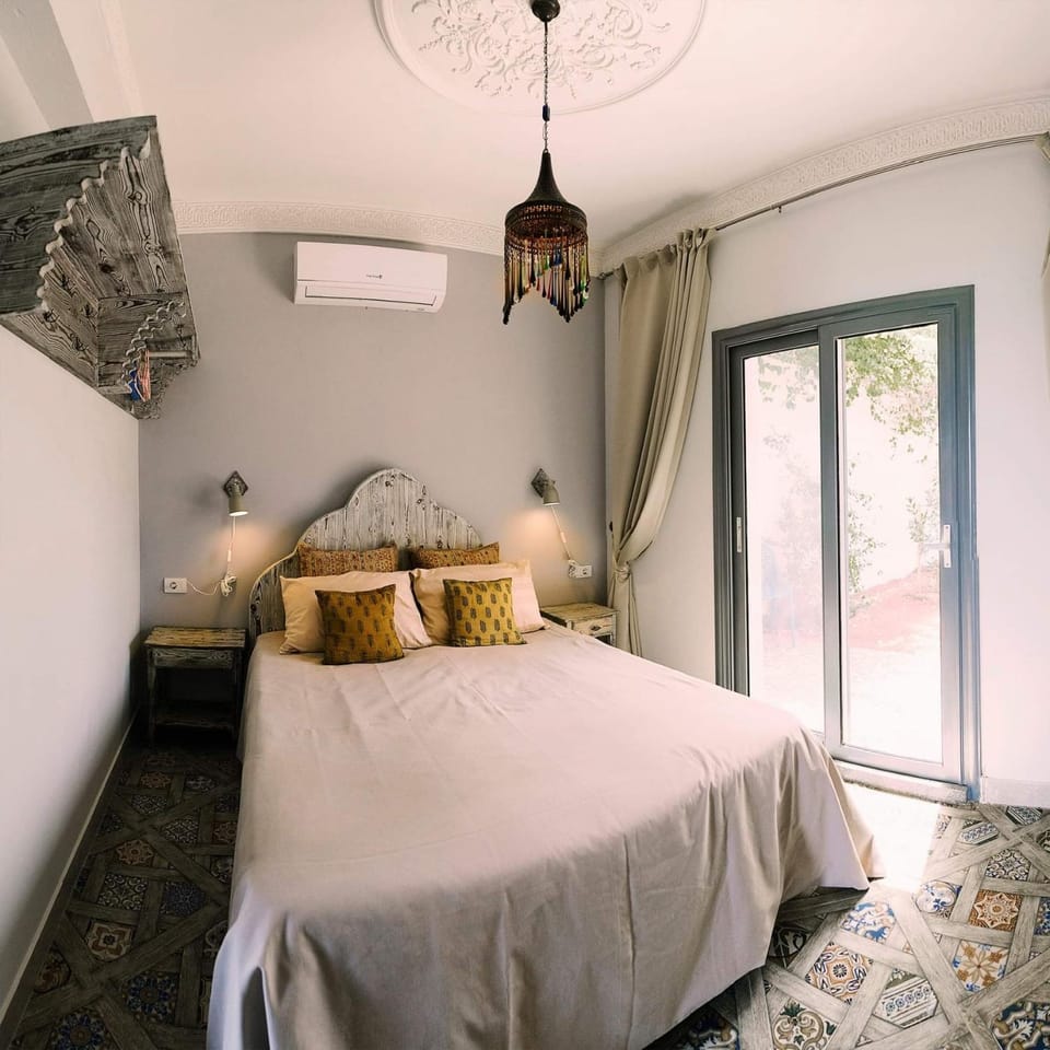 Bed, Bedroom, air conditioner