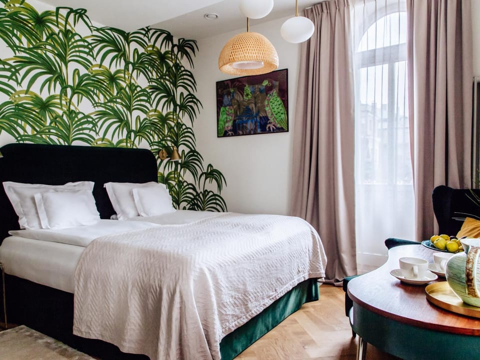 Bed, Decorative detail, Seating area, Bedroom, On site, Food, Non alcoholic drinks