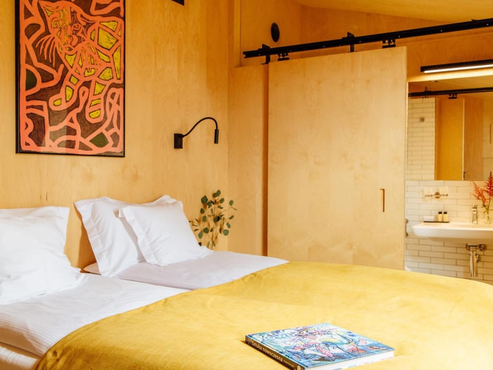Bed, Bathroom, Photo of the whole room, Decorative detail, Bedroom, On site