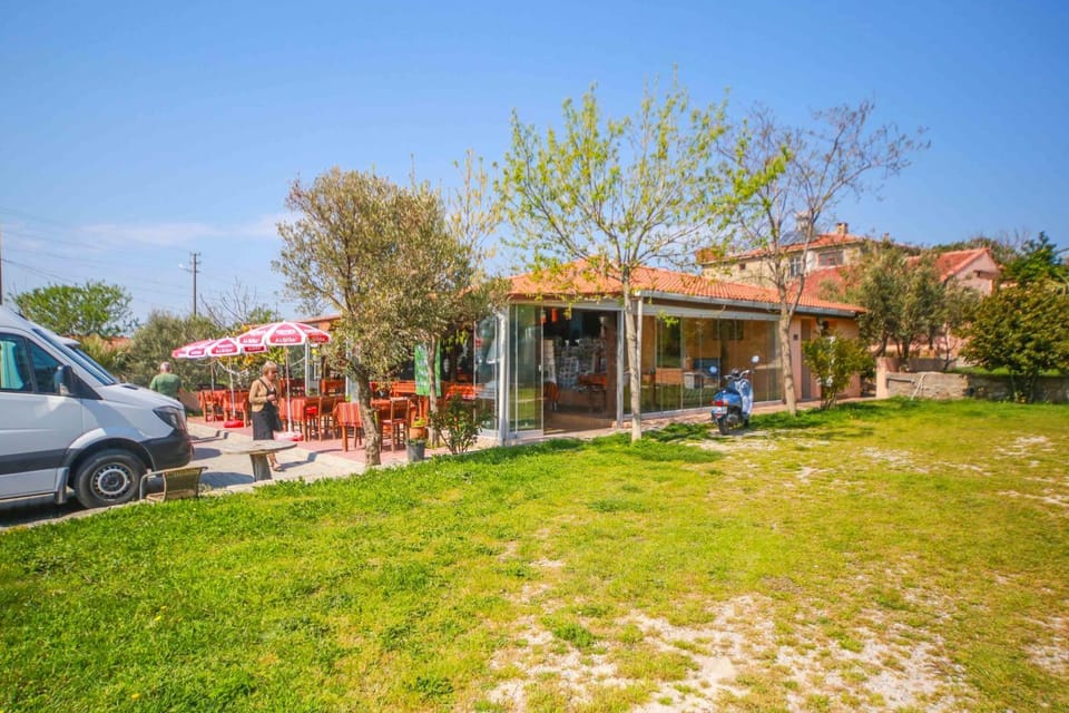 Restaurant/places to eat, Facade/entrance, On-site shops, Lounge or bar