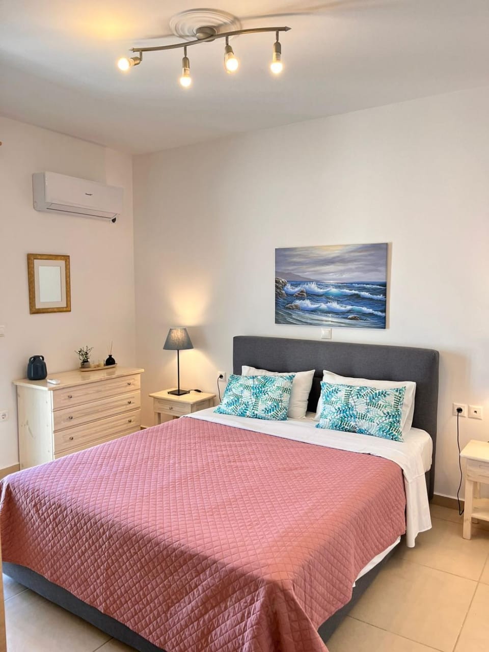 Photo of the whole room, Bedroom
