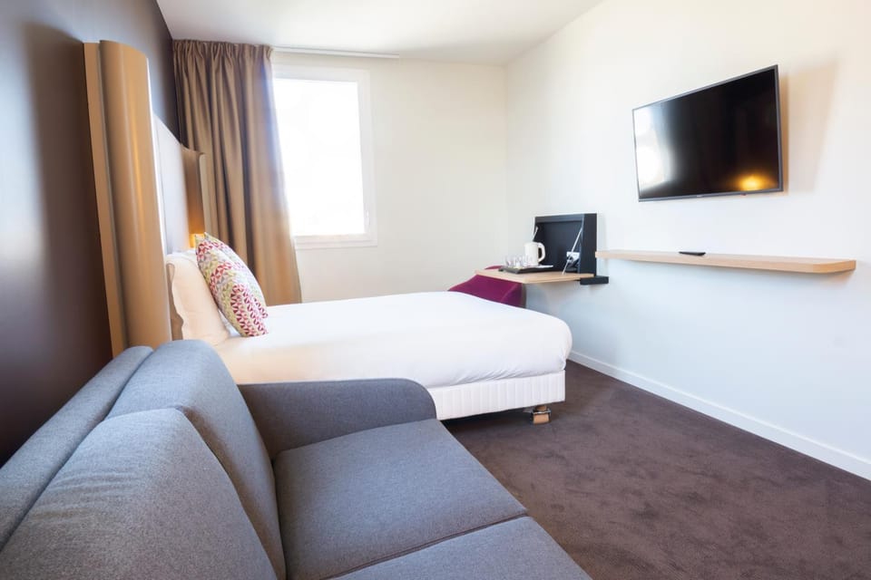 Bed, TV and multimedia, Photo of the whole room, Seating area, Bedroom