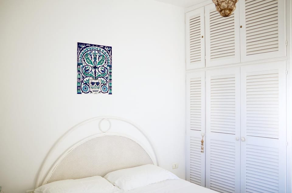 Bed, Photo of the whole room, Decorative detail, Bedroom, Inner courtyard view