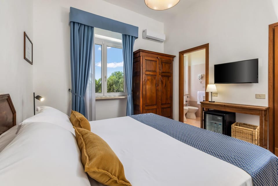 Bed, TV and multimedia, Photo of the whole room, Bedroom, wardrobe