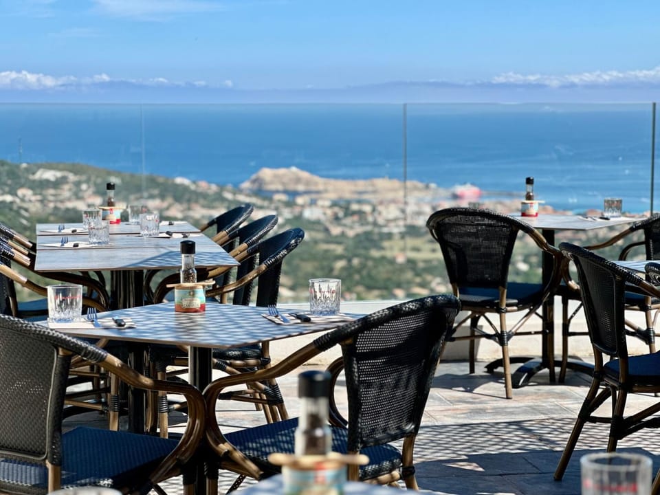 Restaurant/places to eat, Balcony/Terrace