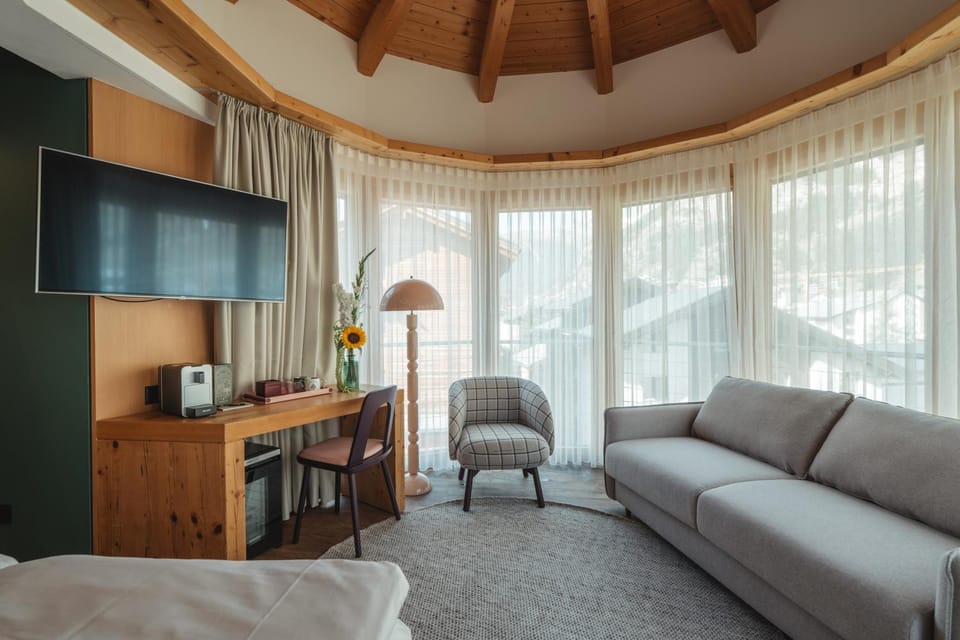 TV and multimedia, Coffee/tea facilities, View (from property/room), Living room