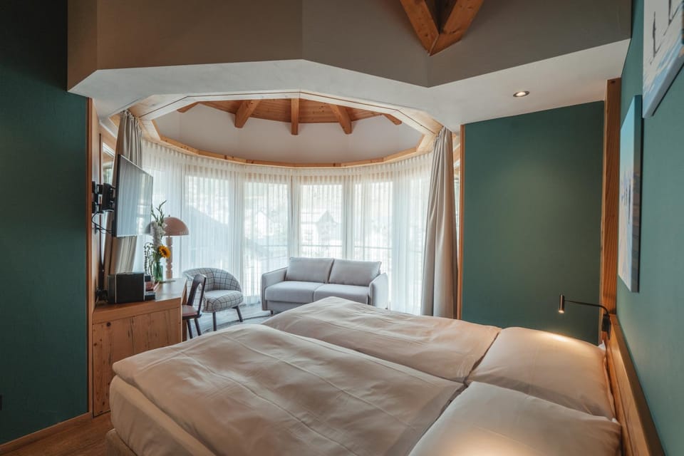 Bed, TV and multimedia, Living room