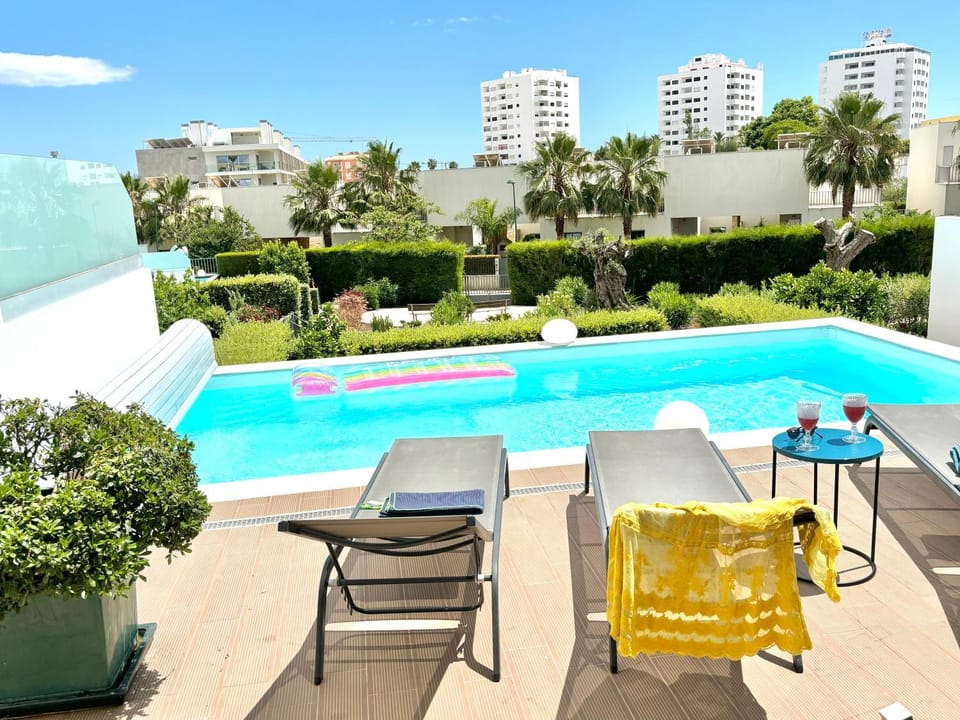 Property building, Day, Pool view, Swimming pool, sunbed