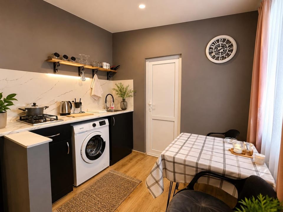 Coffee/tea facilities, Kitchen or kitchenette, Dining area, washing machine
