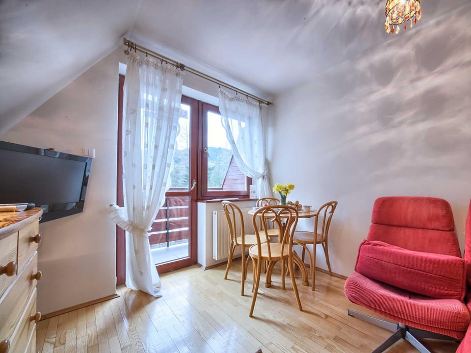 TV and multimedia, Living room, Seating area, Dining area