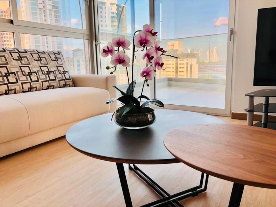 TV and multimedia, Living room, Decorative detail, Seating area