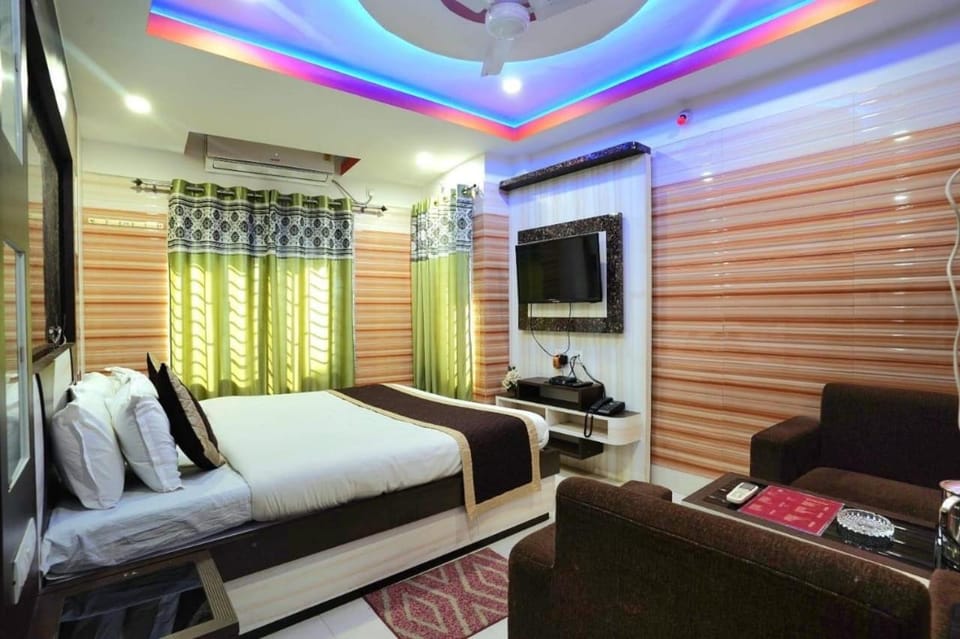 Bed, TV and multimedia, Photo of the whole room, Seating area, Bedroom
