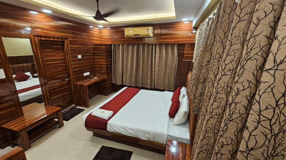 Bed, Photo of the whole room, Bedroom, towels, wardrobe, air conditioner