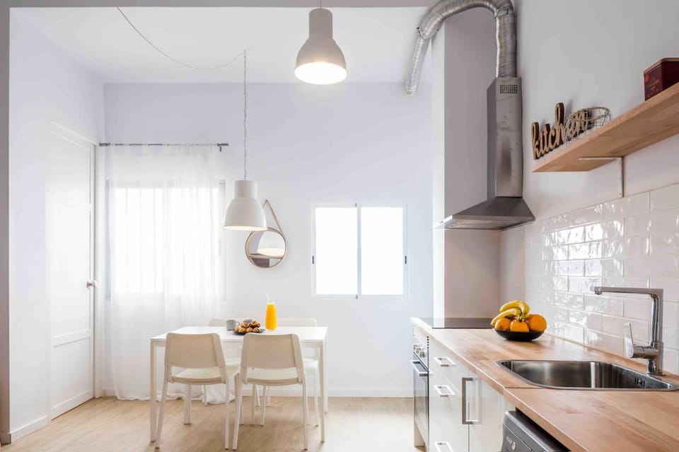 Kitchen or kitchenette, Dining area