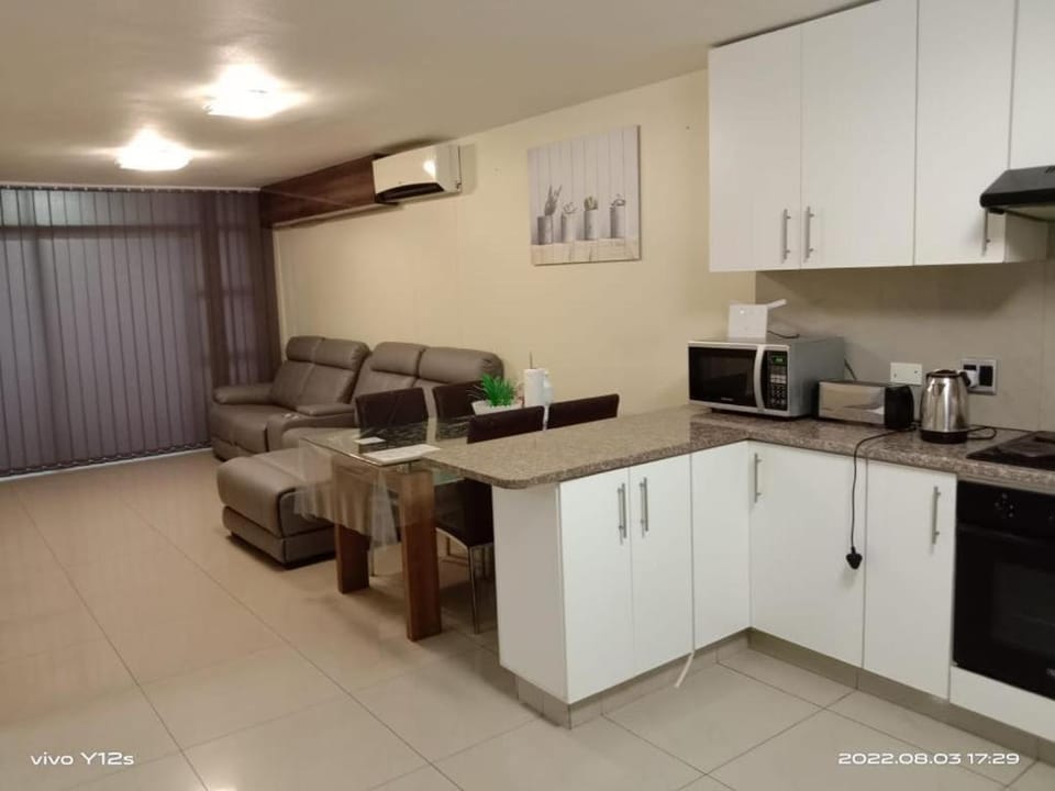 Kitchen or kitchenette, Seating area