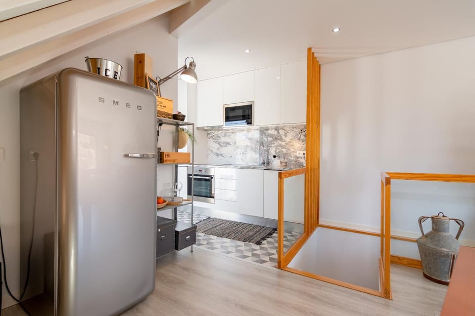 Kitchen or kitchenette, minibar