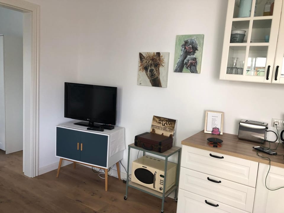 People, Kitchen or kitchenette, Living room, Photo of the whole room, minibar