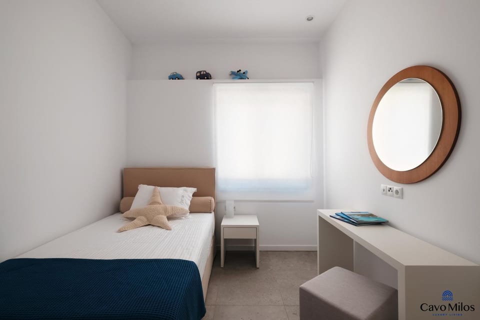 Photo of the whole room, Bedroom