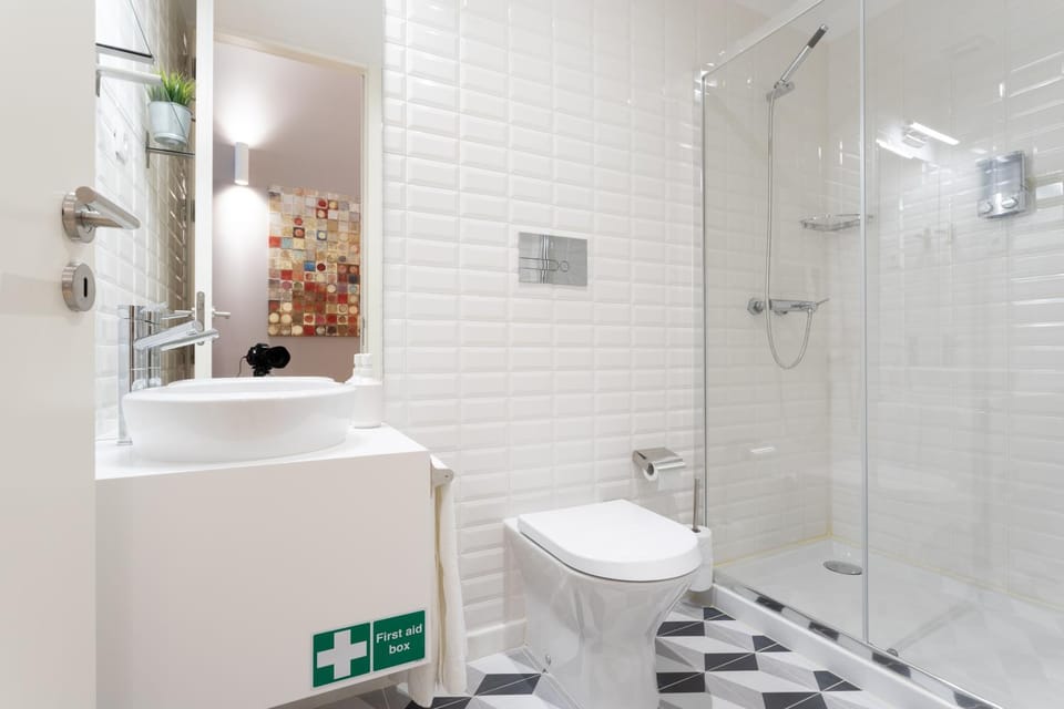 Shower, Toilet, Bathroom, towels