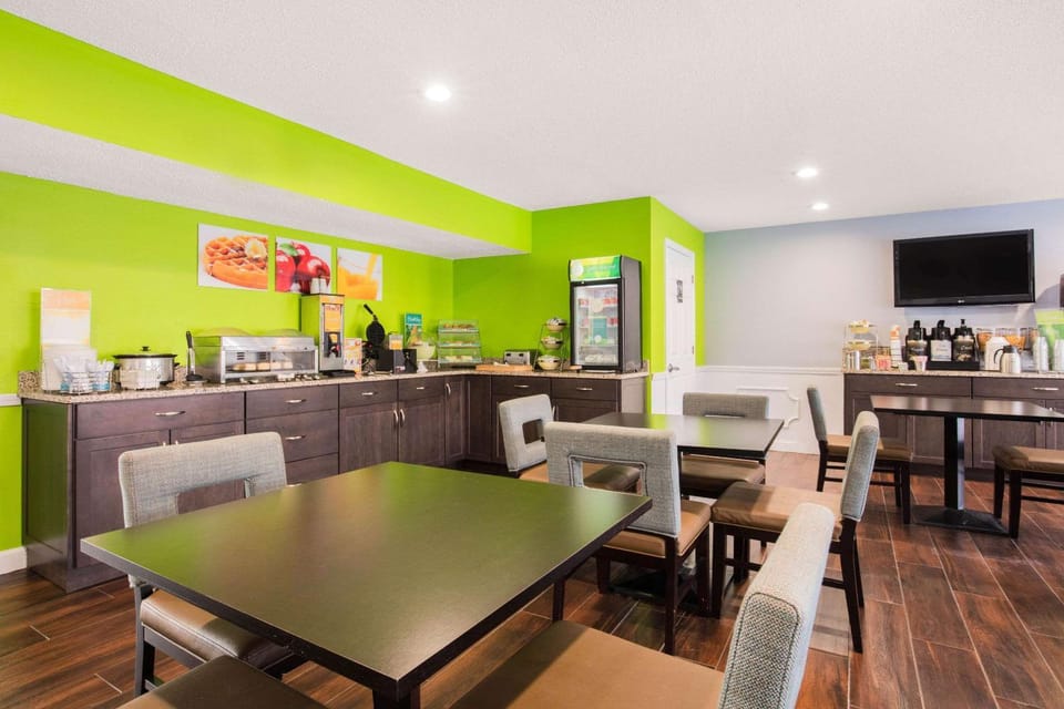 Restaurant/places to eat, Dining area, On site, Breakfast