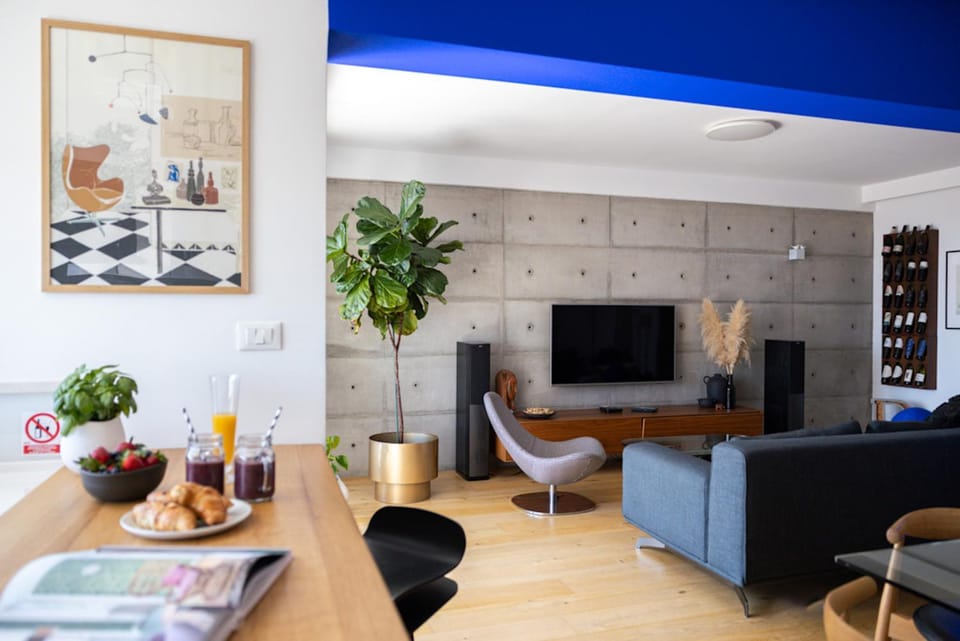 Communal lounge/ TV room, TV and multimedia, Living room, Seating area, Dining area, Evening entertainment, Time of day