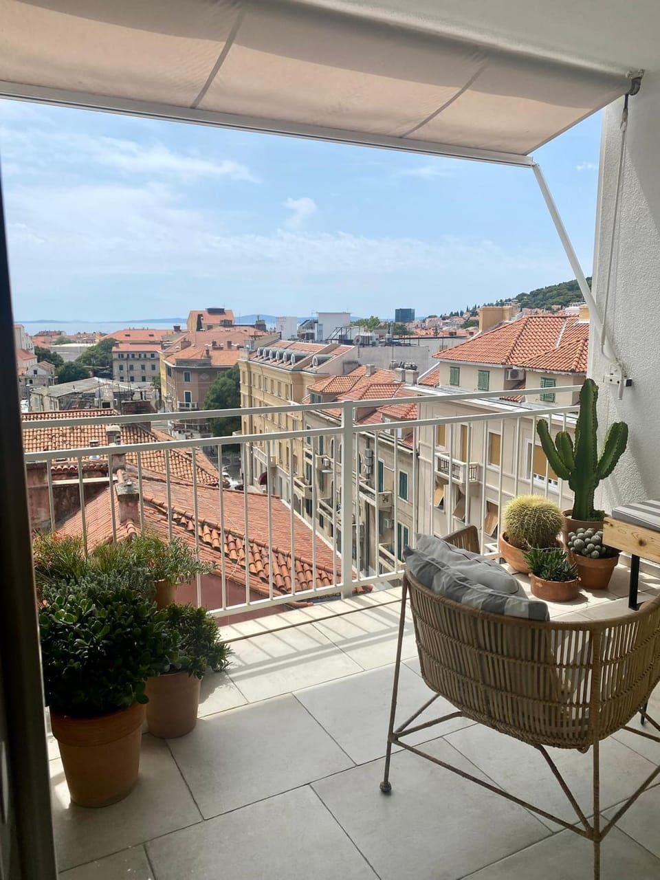 Property building, Day, View (from property/room), Balcony/Terrace, Seating area, City view, Sea view