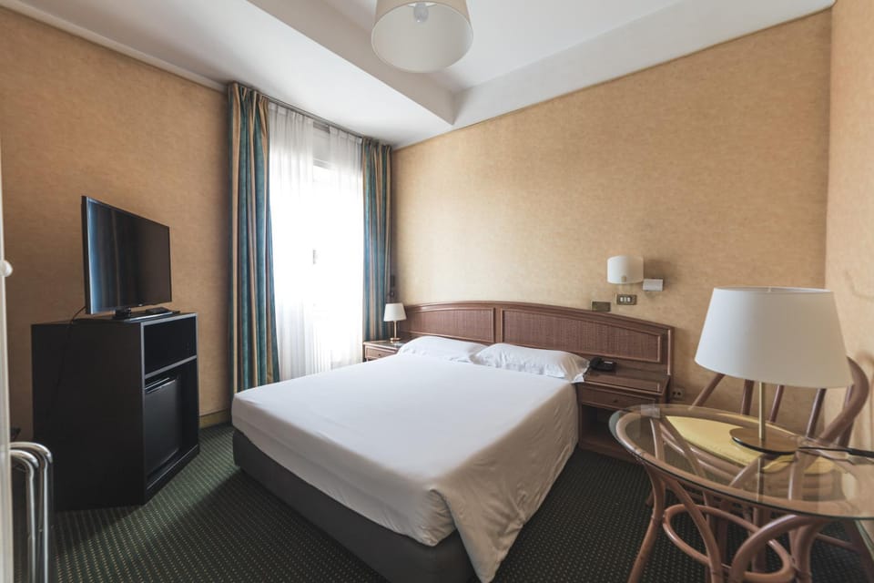 Bed, TV and multimedia, Bedroom