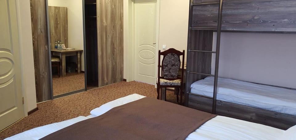 Bed, Coffee/tea facilities, Bedroom, Non alcoholic drinks, bunk bed, Family