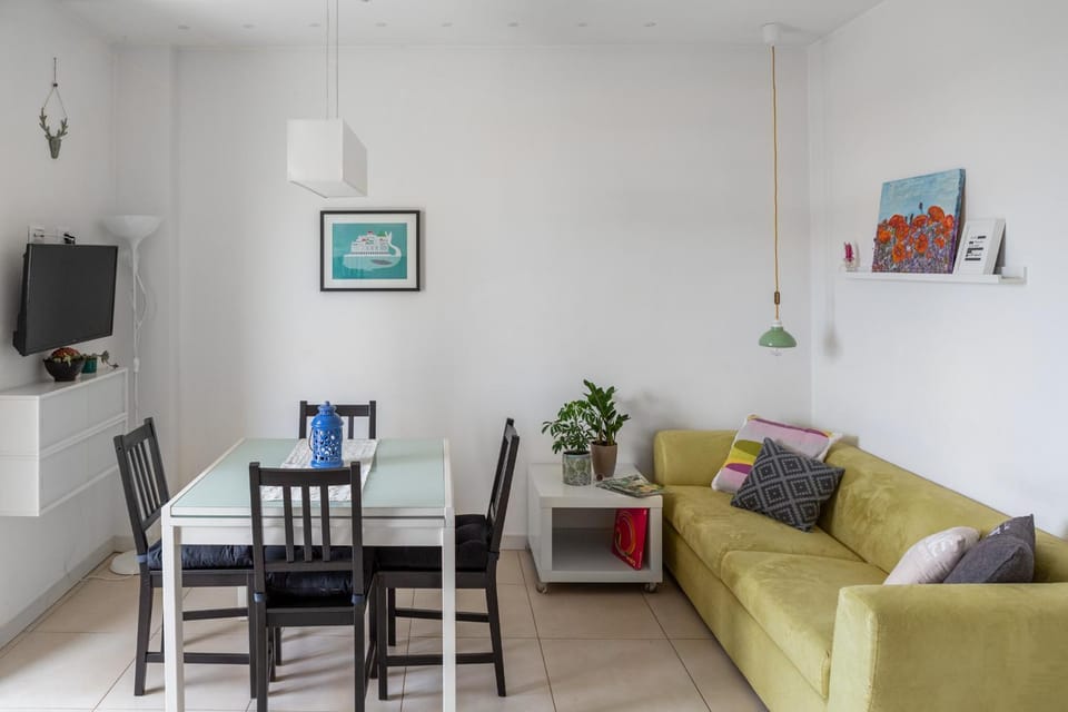 TV and multimedia, Seating area, Dining area