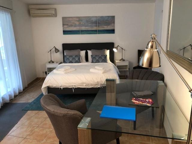 Luminous, street view studio, excellent location Apartment in Monaco