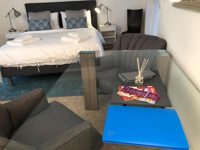 Luminous, street view studio, excellent location Apartment in Monaco