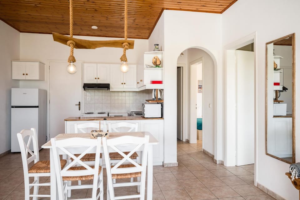 Kitchen or kitchenette, Dining area, oven, stove