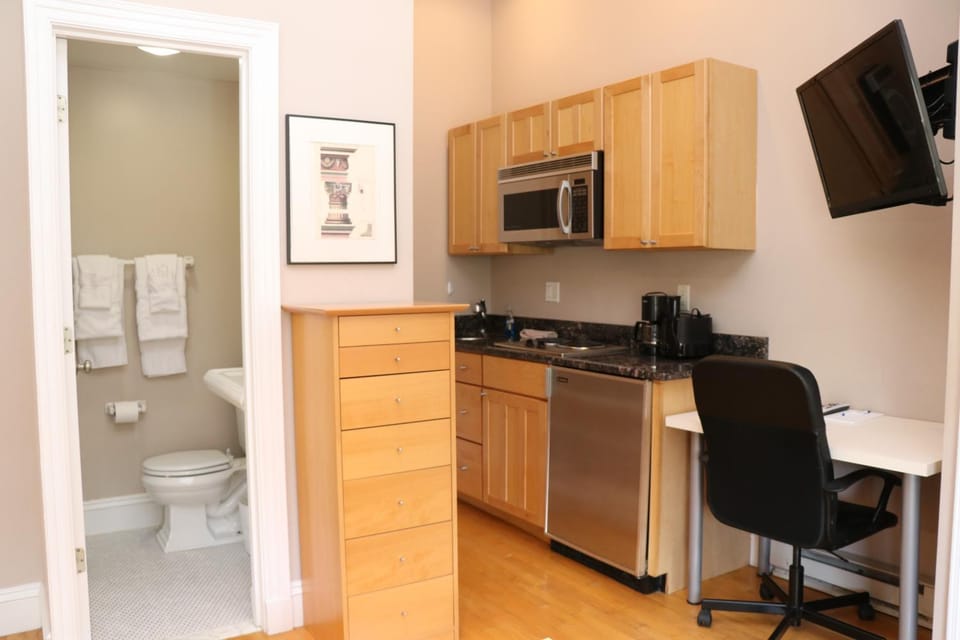 Toilet, Bathroom, TV and multimedia, Kitchen or kitchenette, Seating area