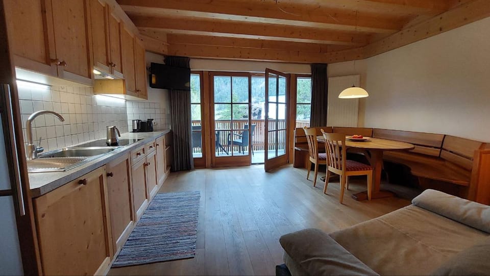 Kitchen or kitchenette, Living room, Seating area, Dining area