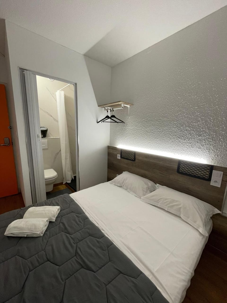 Bed, Photo of the whole room, Bedroom, towels