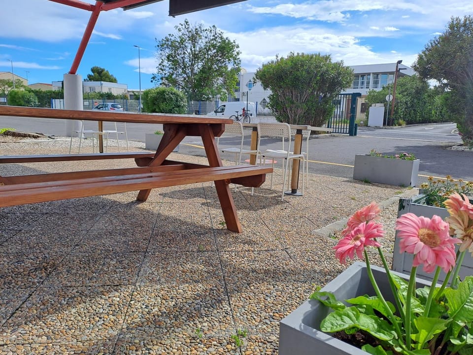 Property building, Patio, Balcony/Terrace