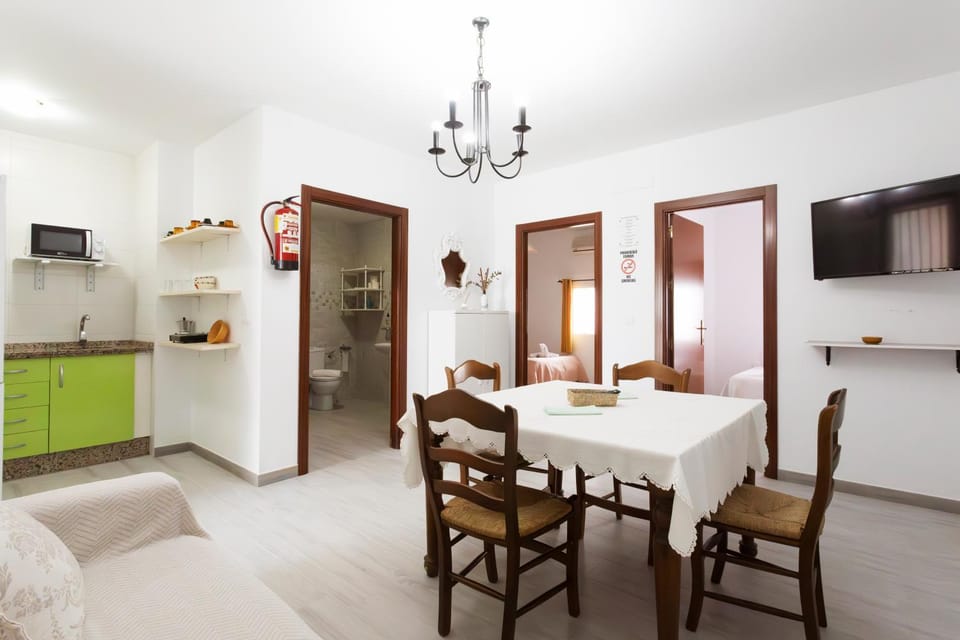 TV and multimedia, Kitchen or kitchenette, Living room, Seating area, Dining area