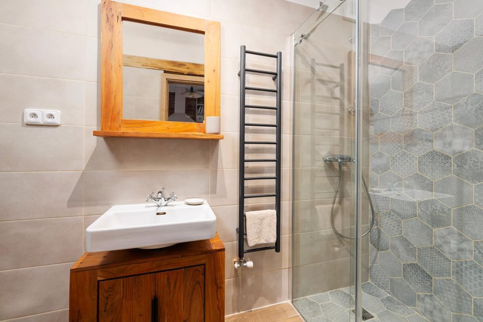 Shower, Bathroom, hair dryier