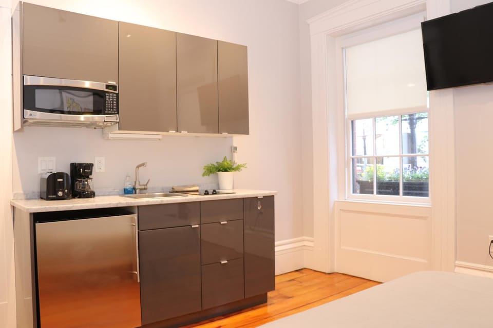 Bed, TV and multimedia, View (from property/room), Kitchen or kitchenette