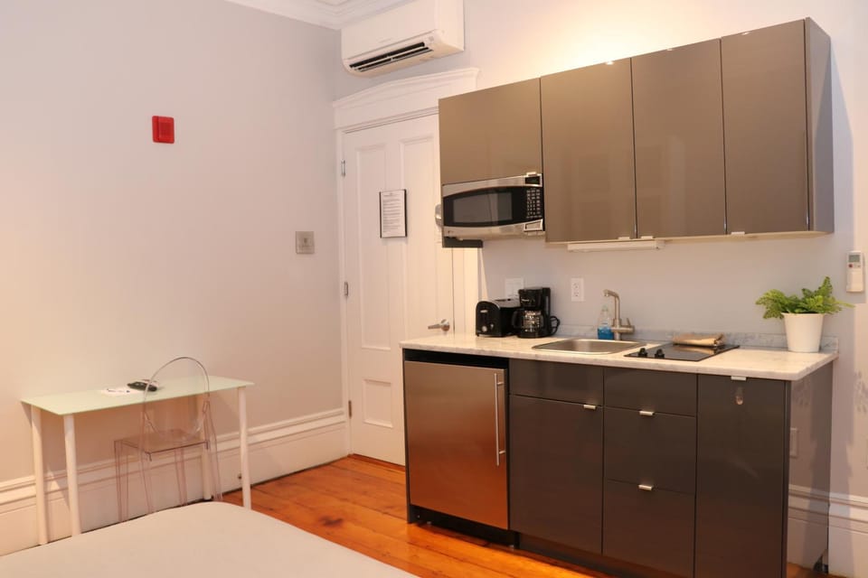 Bed, Kitchen or kitchenette, Seating area