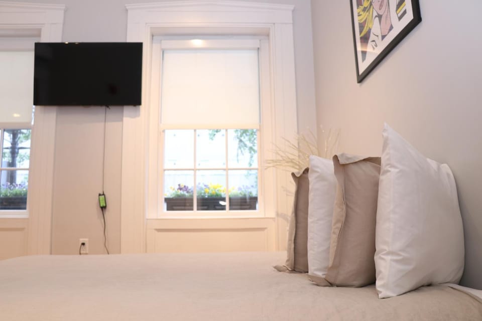 Bed, TV and multimedia, View (from property/room)