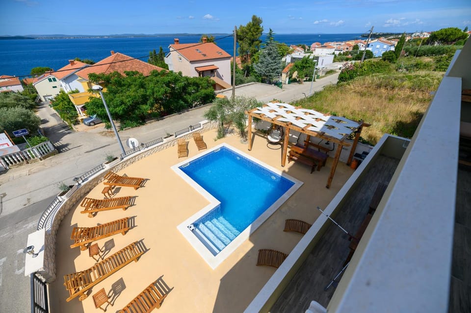 Bird's eye view, Pool view