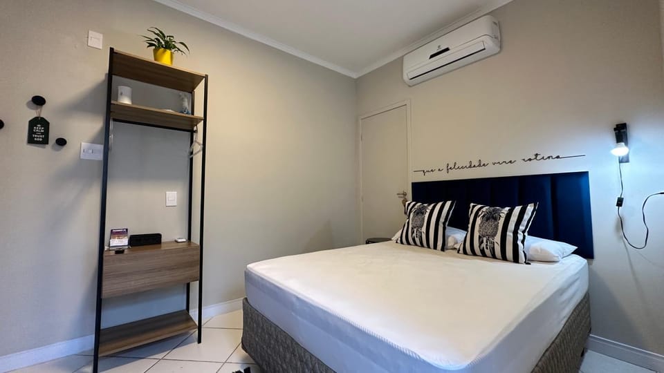 Studio com ar e garagem - Praia das Pitangueiras Apartment in State of São Paulo