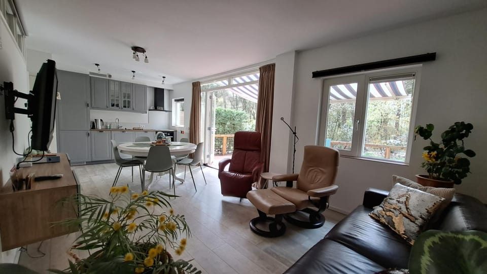 View (from property/room), View (from property/room), Living room, Seating area, Garden view