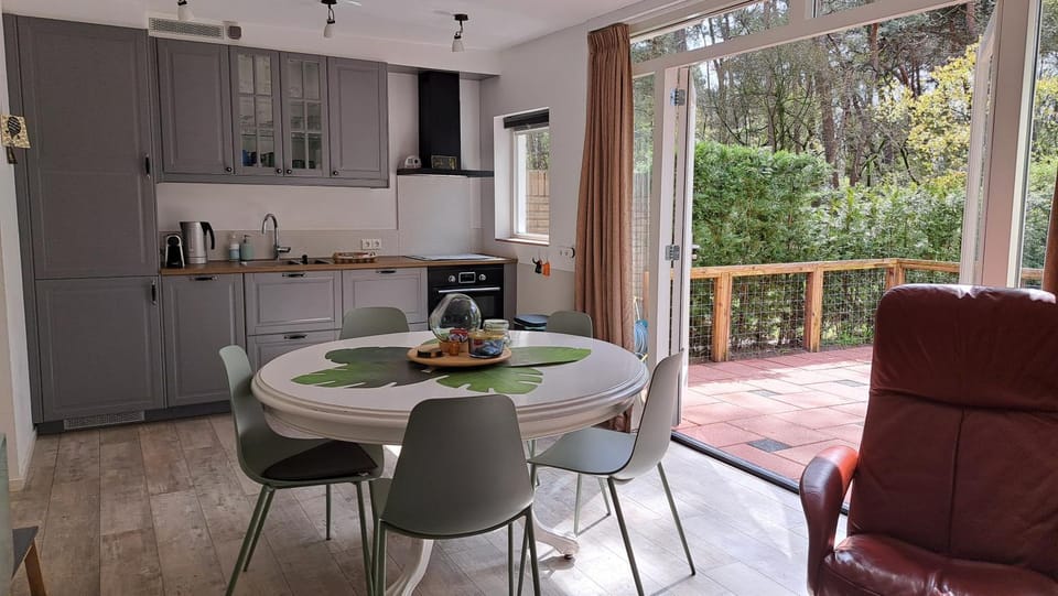 View (from property/room), Dining area, Food, Garden view, stove
