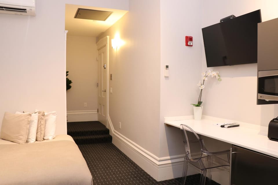 Bed, TV and multimedia, Kitchen or kitchenette, Seating area